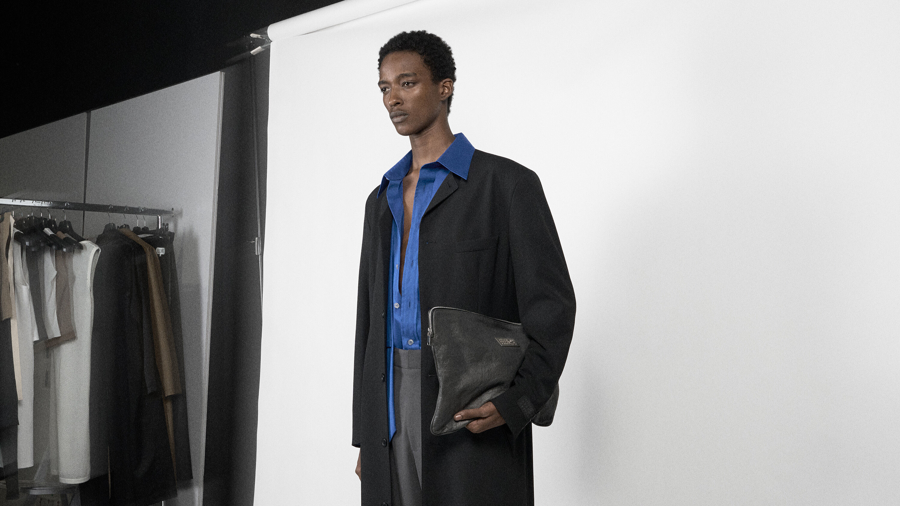 The Spring-Summer 2024 collection embraces the hand. It explores gestures that define pieces of clothing, and items that entice certain postures and gestures, but also garments suited for particularly handy expressions of manual labor. 