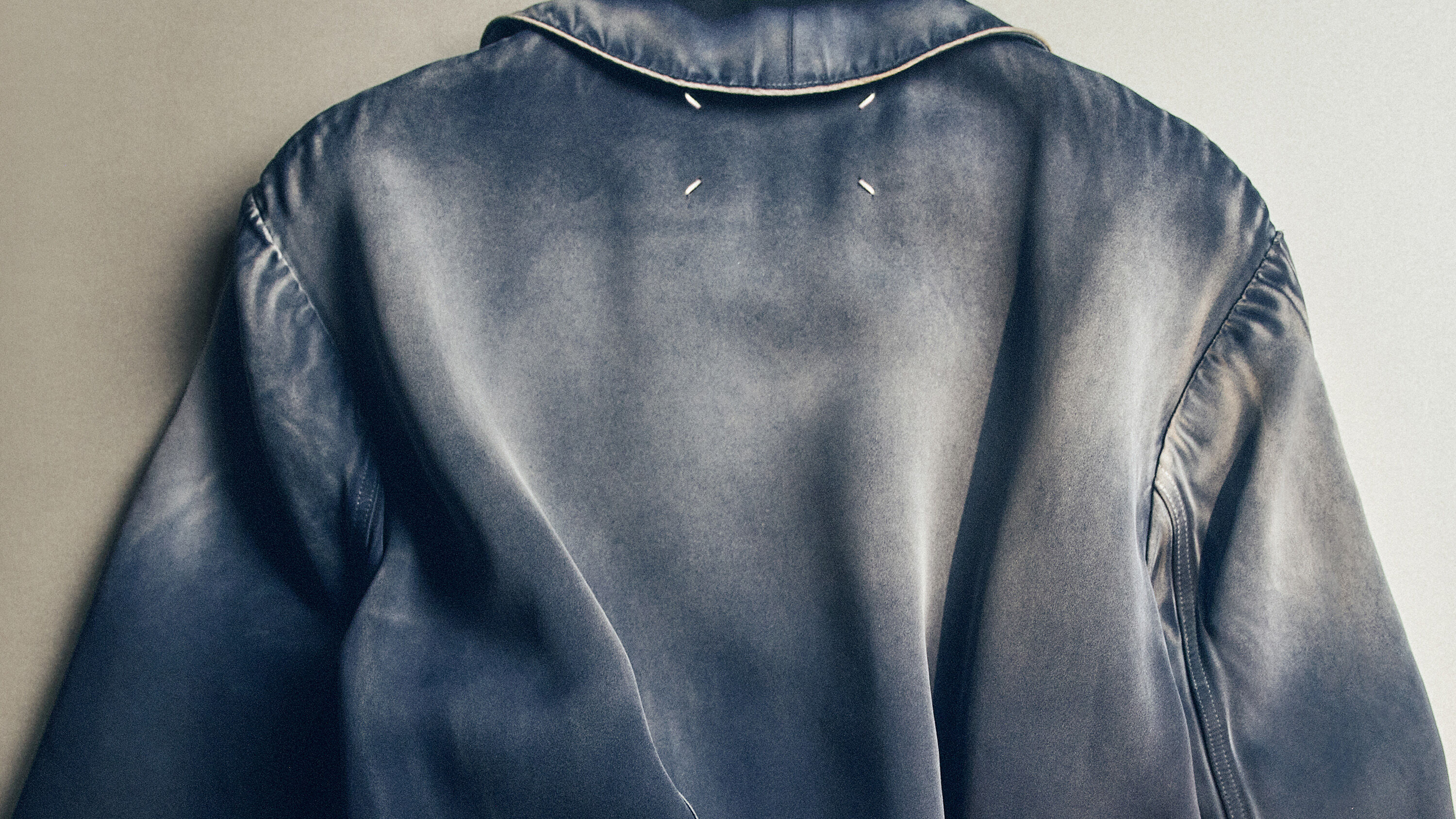 Maison Margiela präsentiert eine Vorschau auf die warmen Tage des Frühsommers.