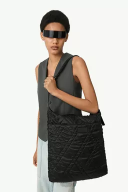キルテッドナイロン ヘルメットバッグ - クロスボディバッグ