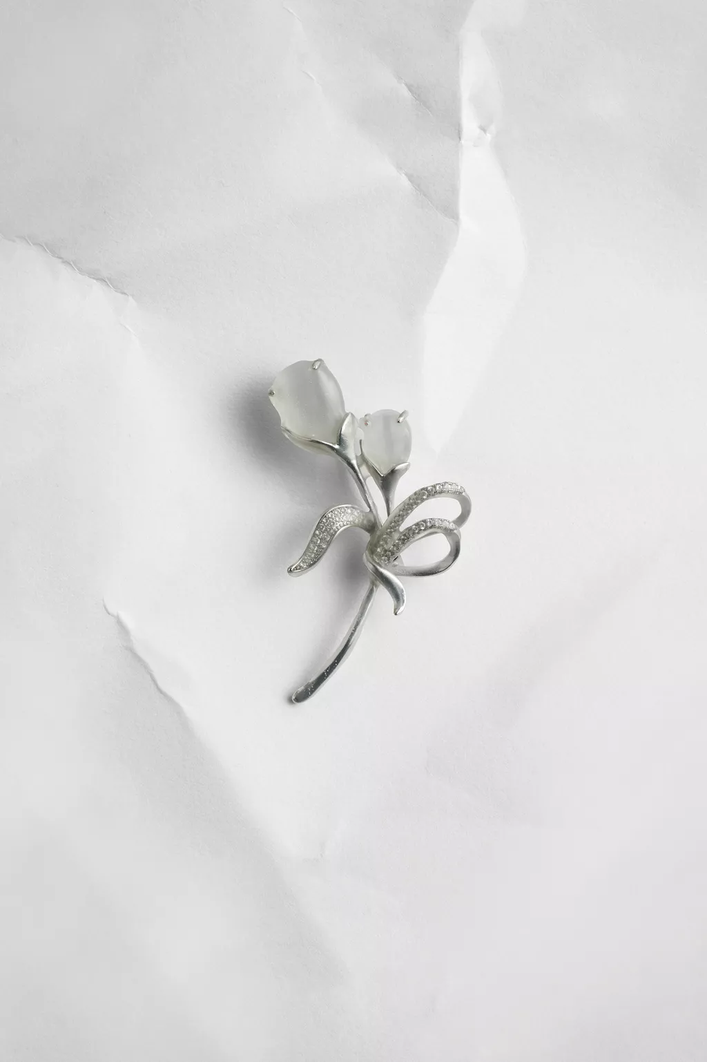 White Antiqued Wax Floral Brooch | Maison Margiela Official