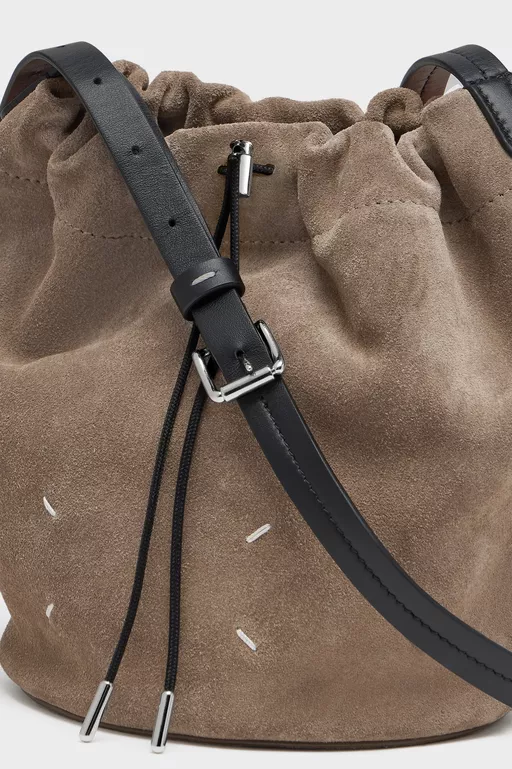 Drawstring Crossbody Bucket - Sacs d&rsquo;&eacute;paule
