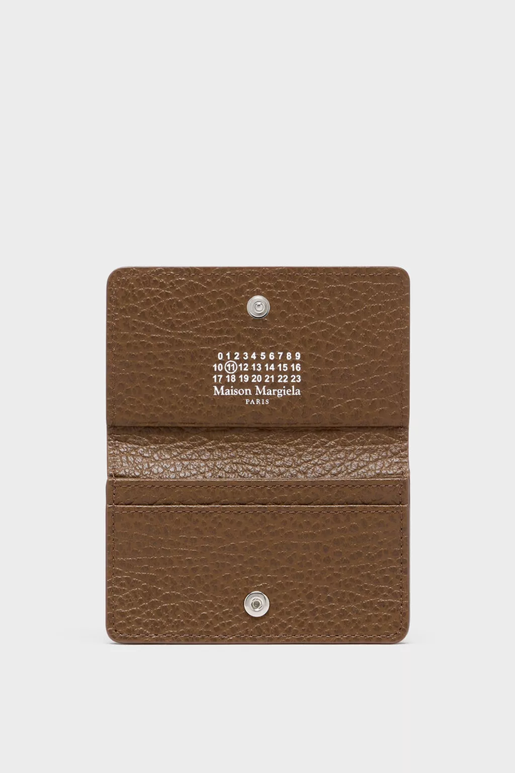Maison Margiela 三つ折りカードケース　ダークブラウン 4ステッチ カードケース ブラウン | Maison Margiela公式