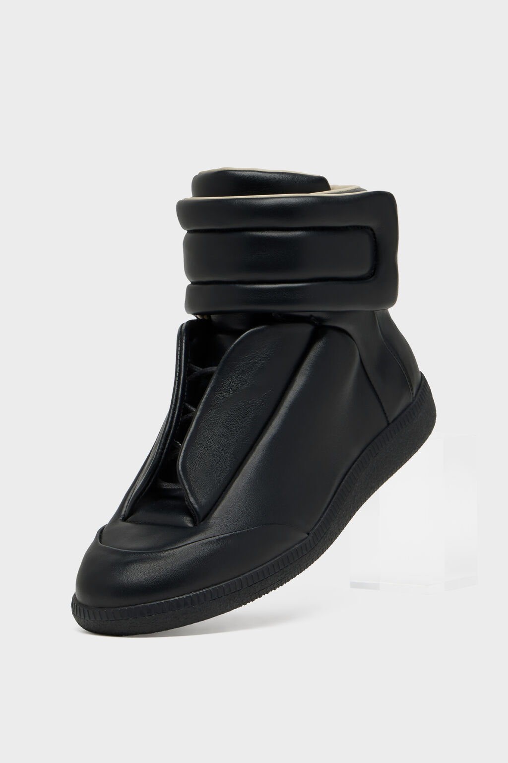 https://www.maisonmargiela.com/dw/image/v2/AAPK_PRD/on/demandware.static/-/Sites-margiela-master-catalog/default/dw994c8123/images/large/S57WS0538_P7573_T8013_F.jpg?sw=1024&q=80