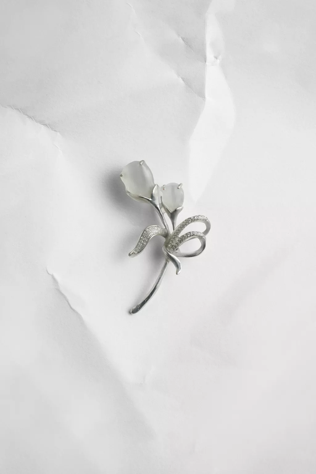 White Antiqued Wax Floral Brooch | Maison Margiela Official
