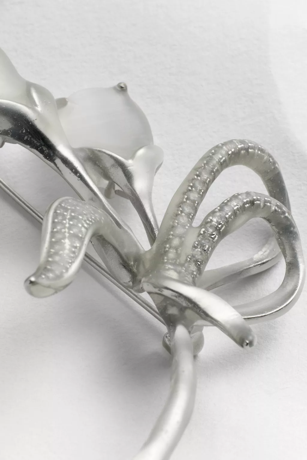 White Antiqued Wax Floral Brooch | Maison Margiela Official