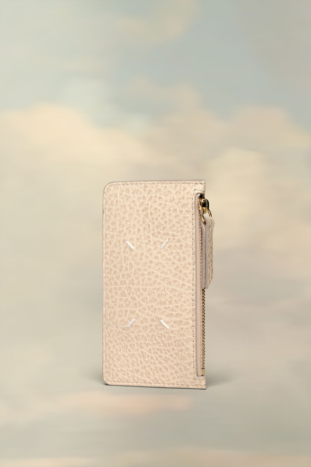 Maison Margielaのレザー ジップ カードホルダー（グレイニーレザー） 色: almond
