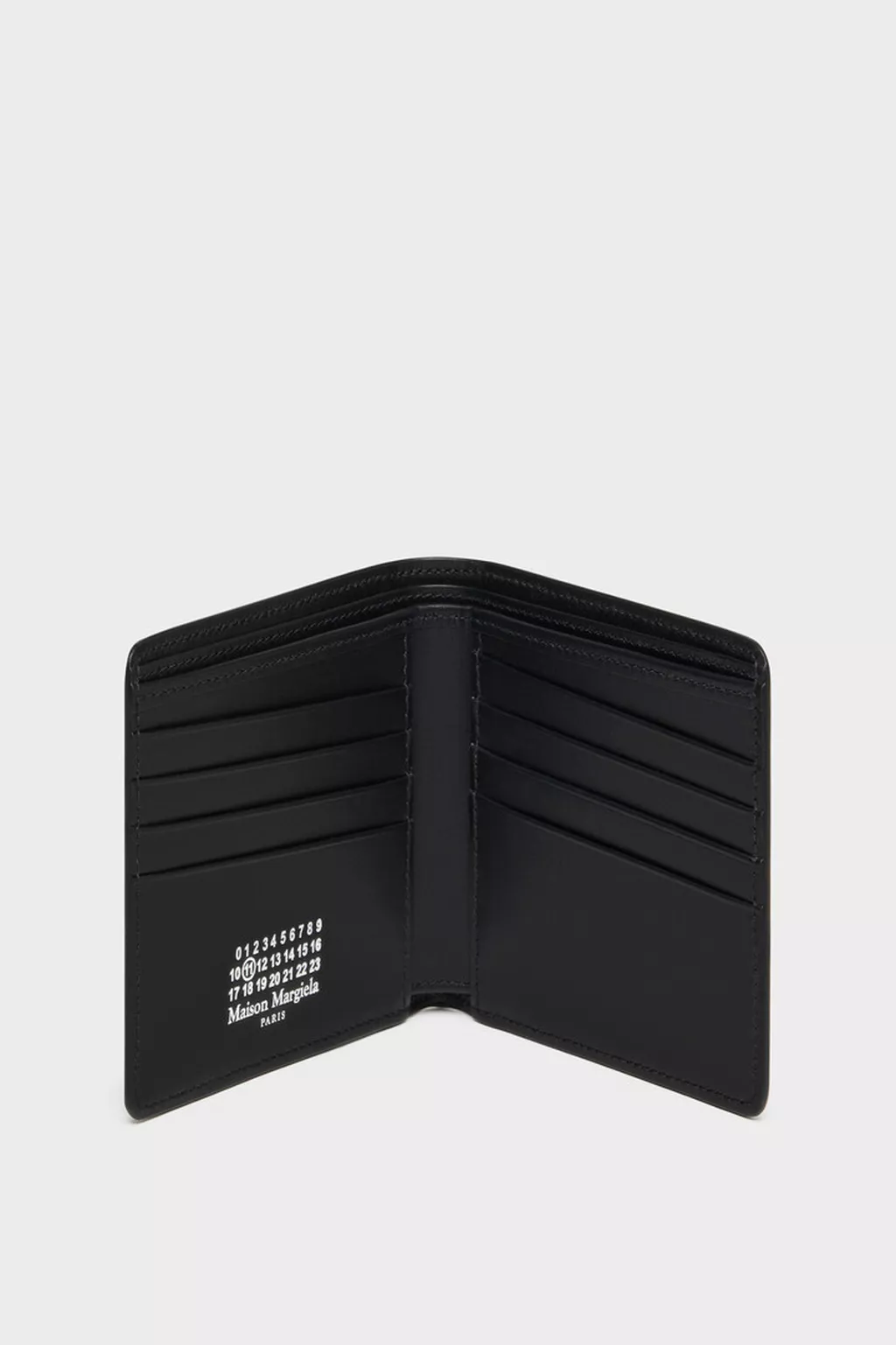 ち*ぃ様 【希少品】メゾンマルジェラ ４ステッチ二つ折りミニ財布 黒 ブラック/ 4ステッチ 二つ折り ウォレット ブラック | Maison Margiela公式