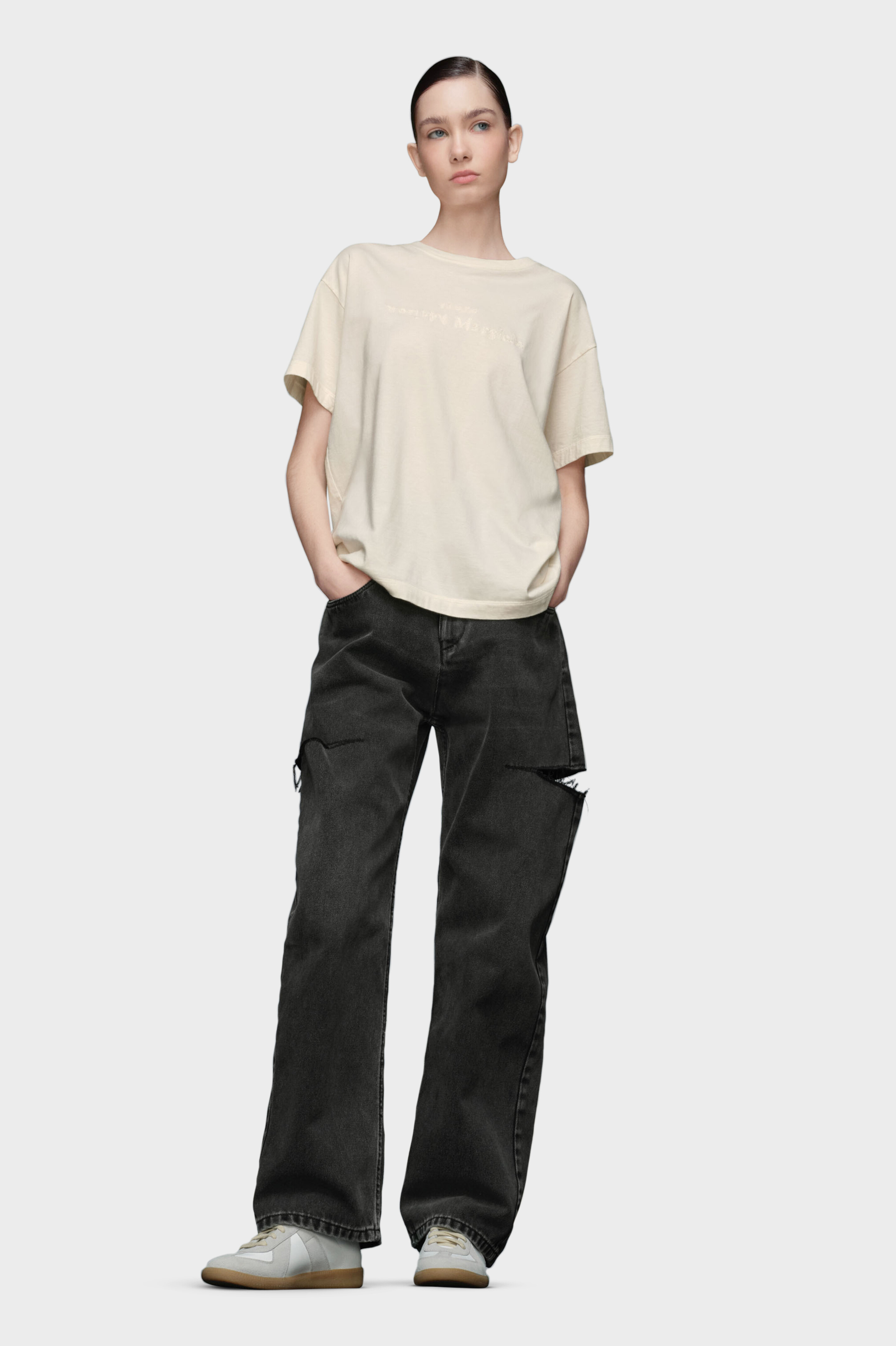 jessie✦新品✦マークアンドロナ✦25年春夏モックネック&パンツセット Beige Oversized Reverse Logo T-Shirt | Maison Margiela