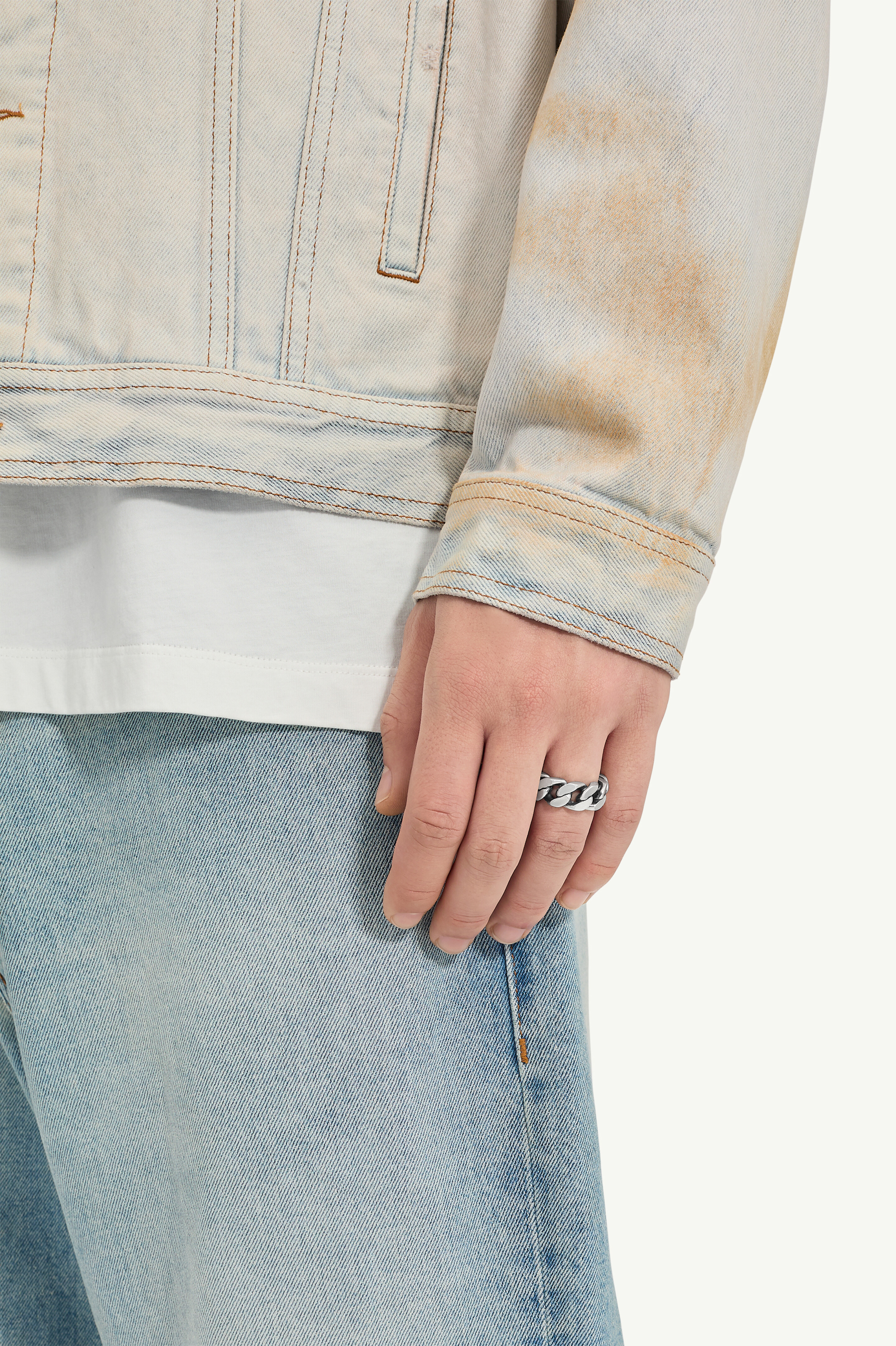 Minimal logo curb ring