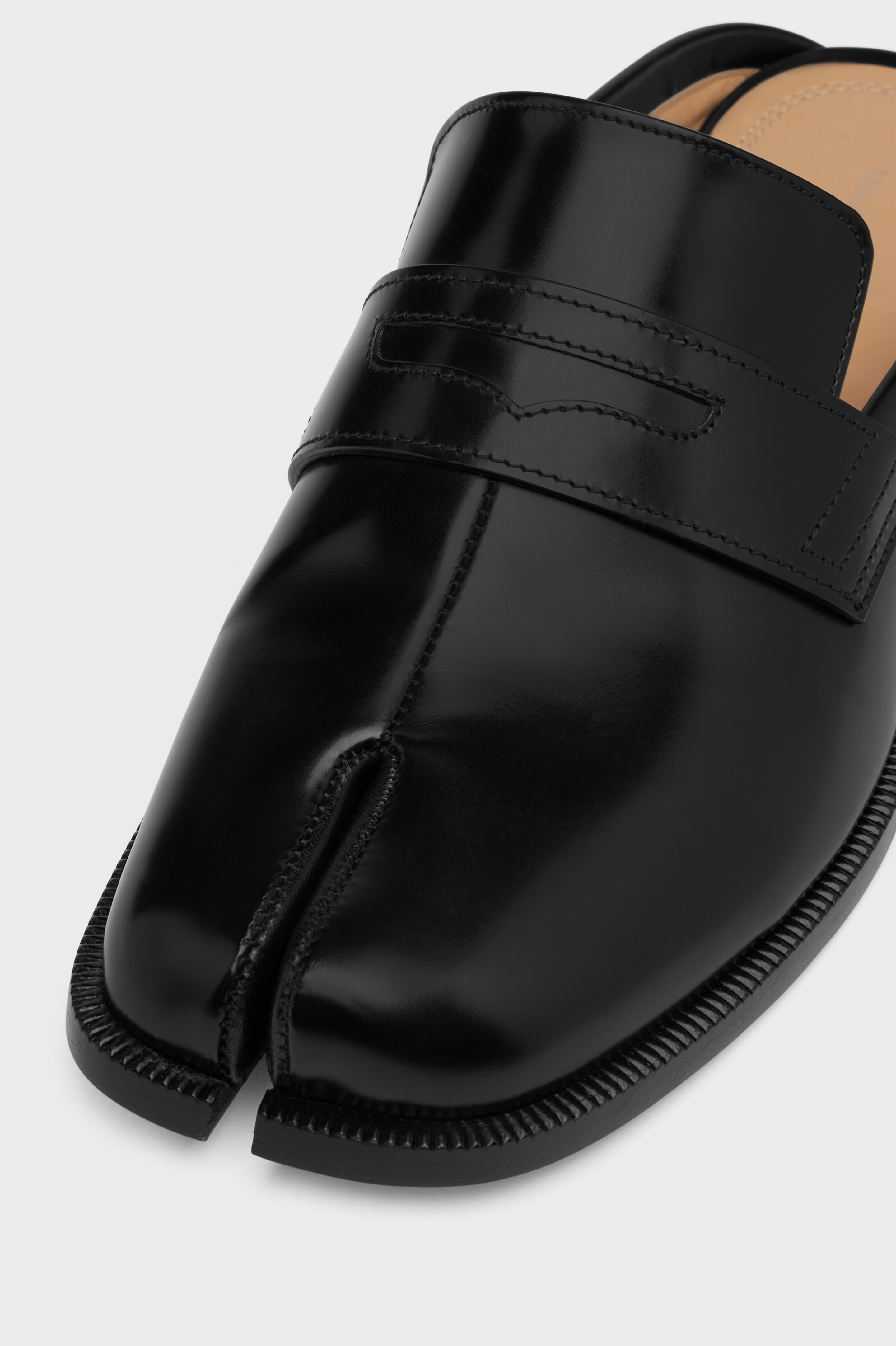 靴 Maison Margiela TABI MULE Women's Black Leather Tabi City Loafer Mules