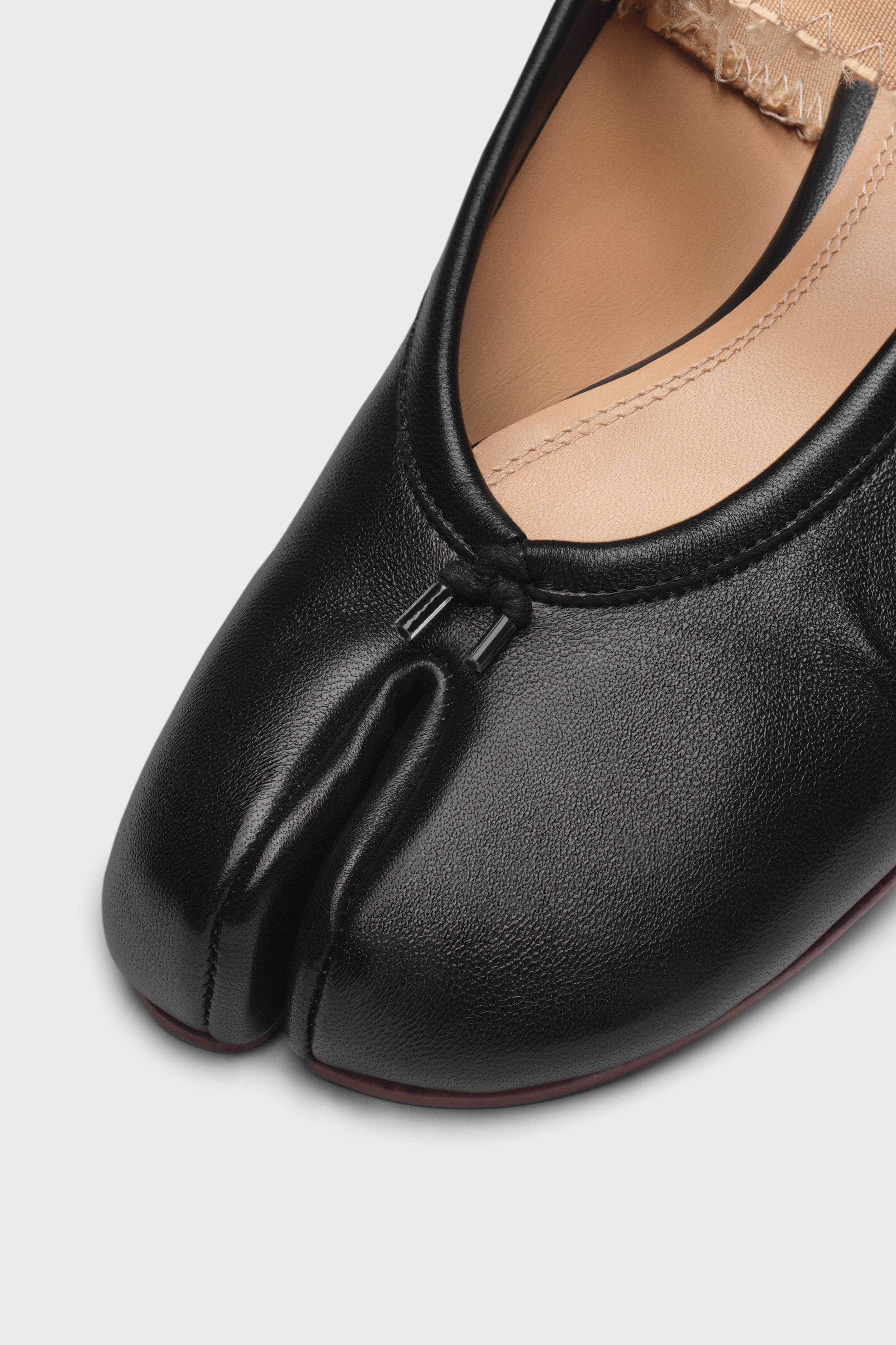 Maison Margiela＞「タビ」バレリーナ(Black) Black Elastic-banded Tabi Ballerina Flats | Maison Margiela