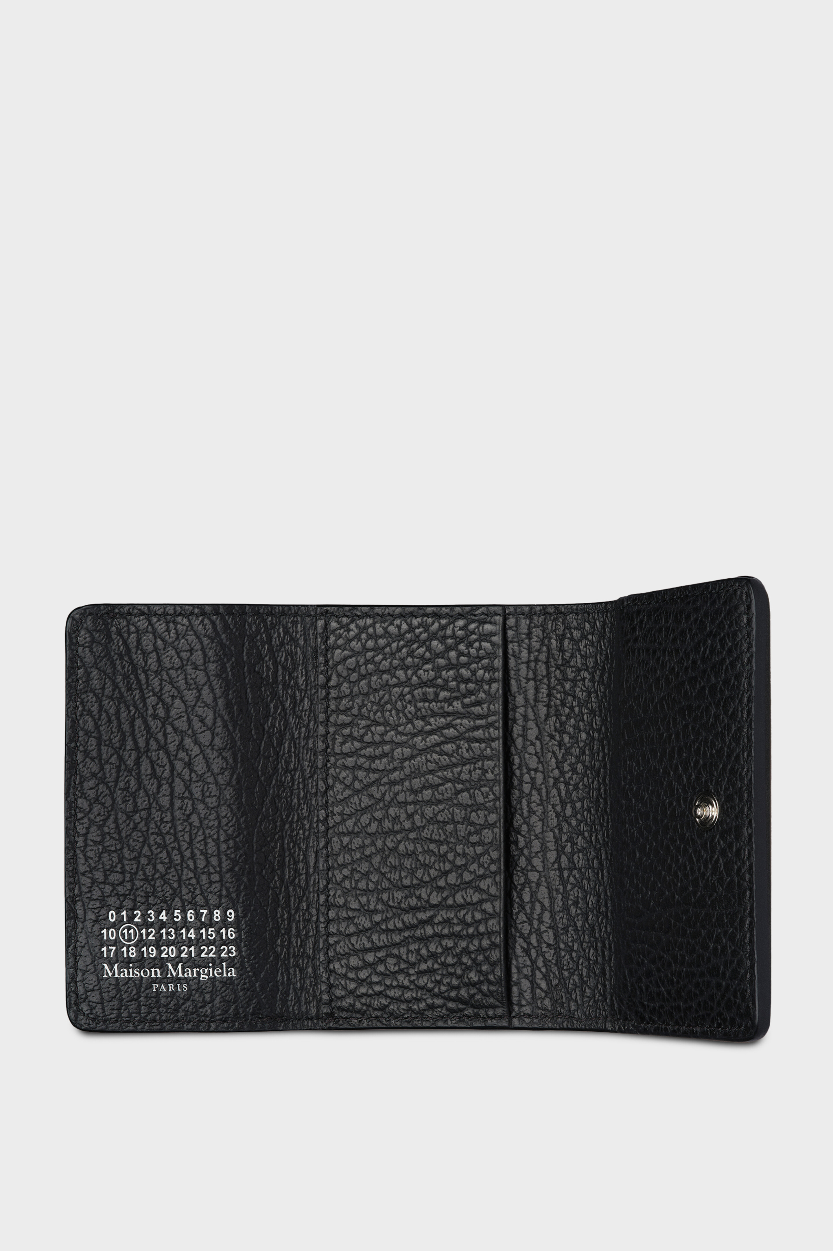 小物 MAISON KINEMA Leather wallet Black Embossed Tri-Folded Leather Wallet | Maison Margiela