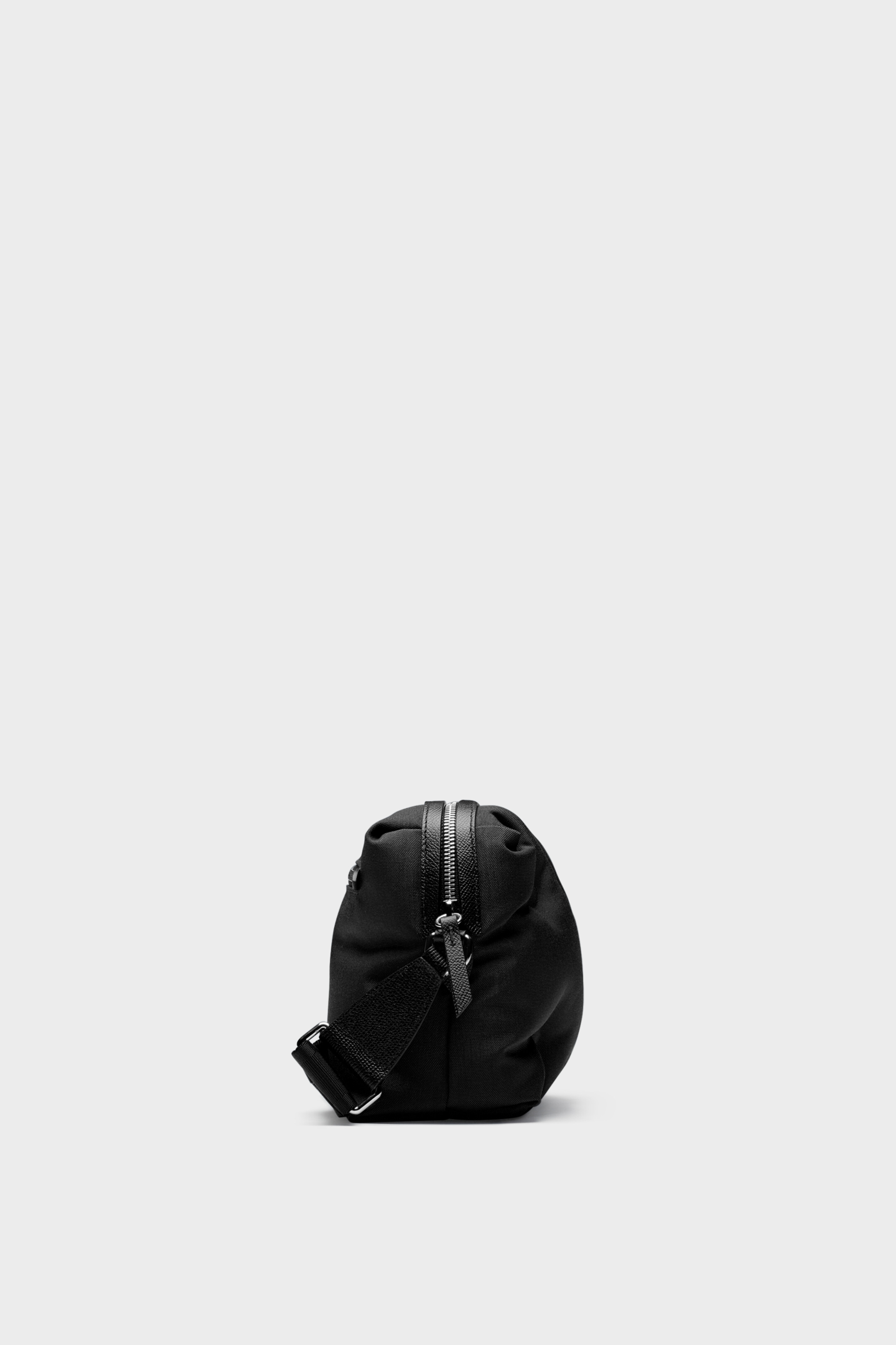 MaisonMargiela メゾンマルジェラ グラムスラムスポーツカメラバッグ メゾンマルジェラ】グラム スラム スポーツカメラバッグ – GQ SHOP