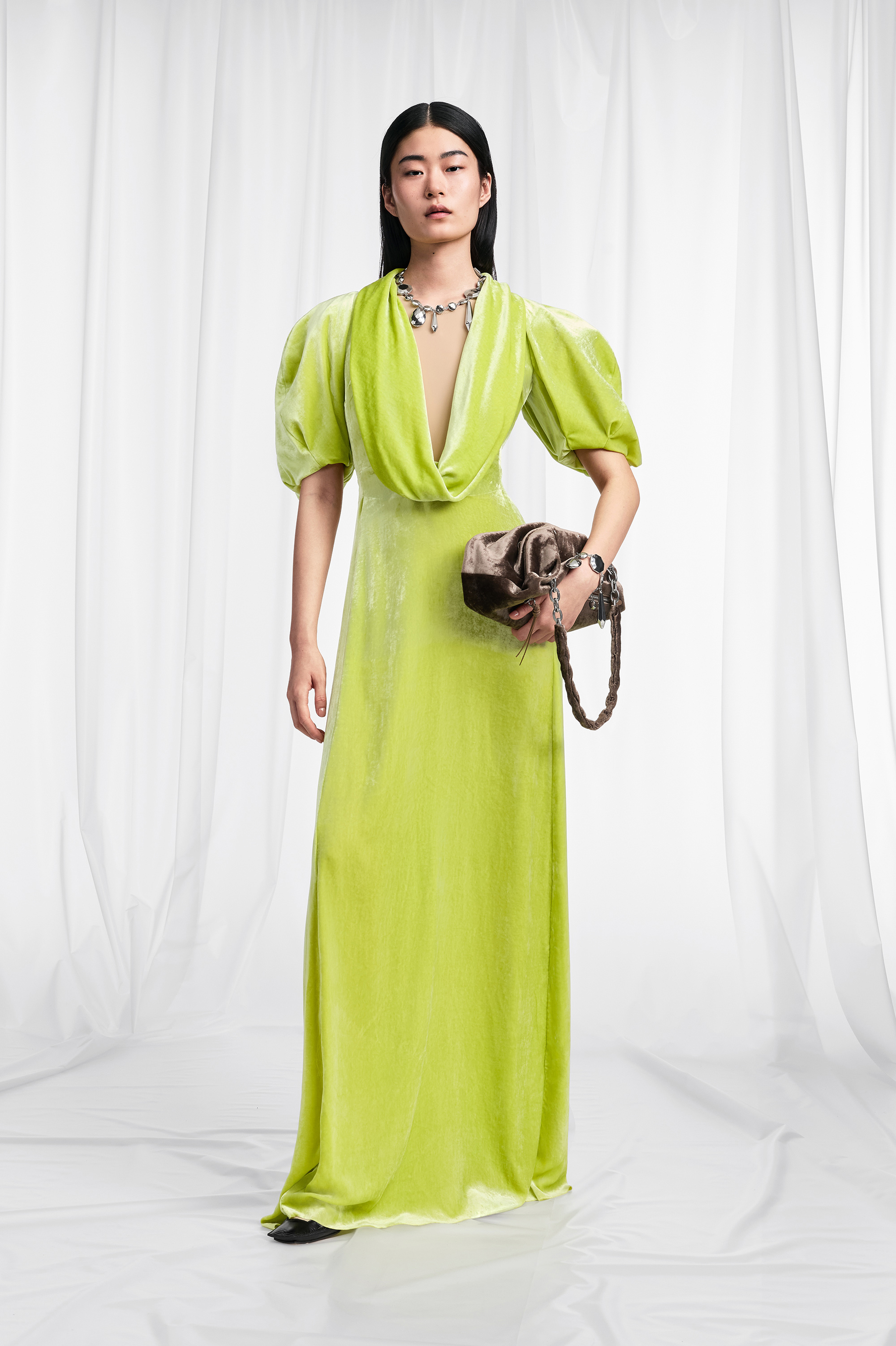 Maxikleid aus Samt mit Wasserfallausschnitt und Puff&auml;rmeln