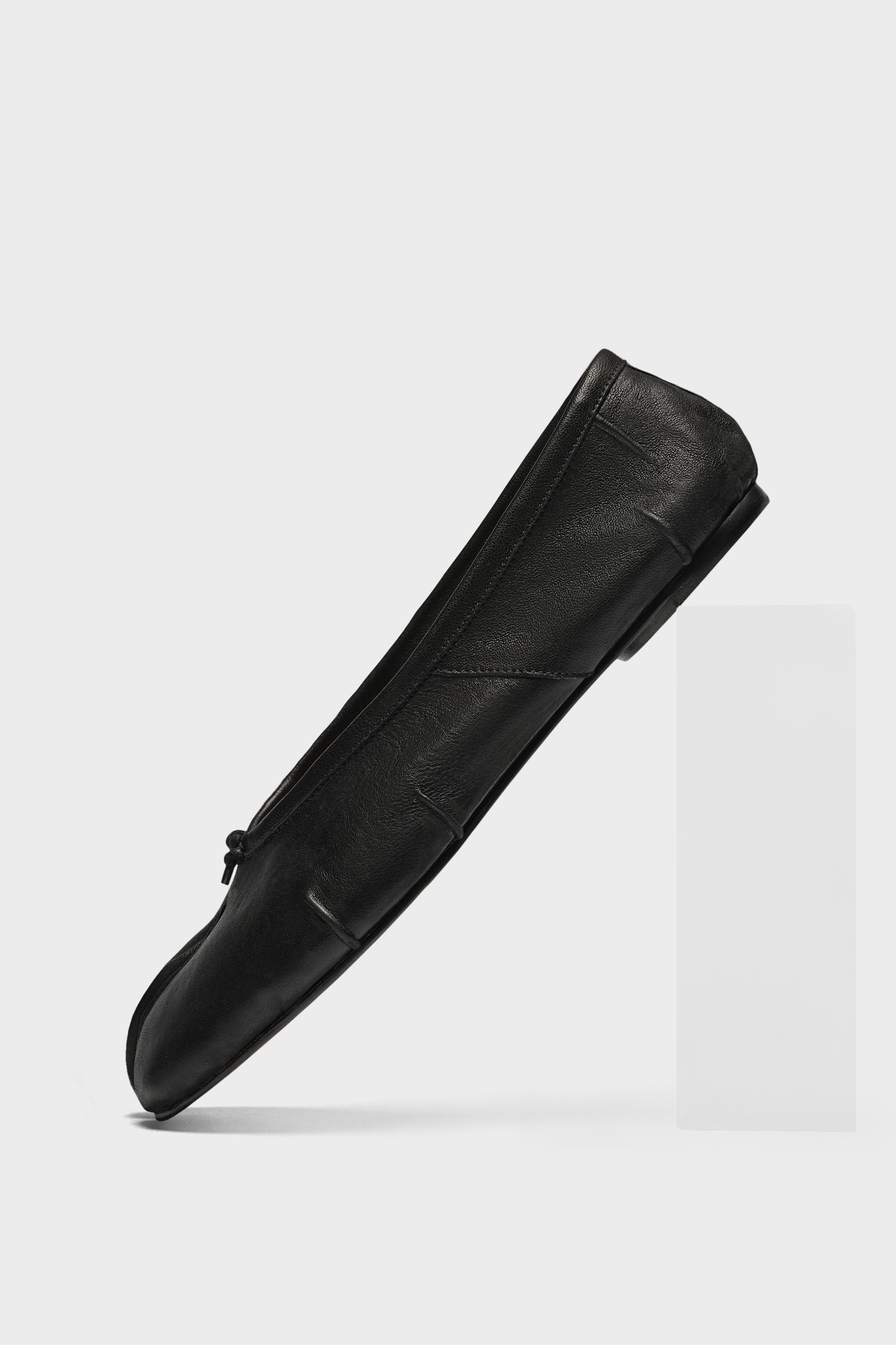 Maison Margiela＞「タビ」バレリーナ(Black) Black Elastic-banded Tabi Ballerina Flats | Maison Margiela