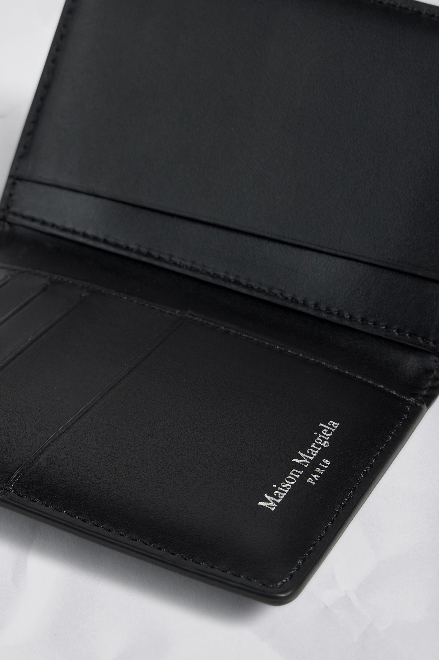 Maison Margiela 二つ折りカードホルダー　ブラック 4ステッチ 二つ折り カードホルダー ブラック | Maison Margiela公式
