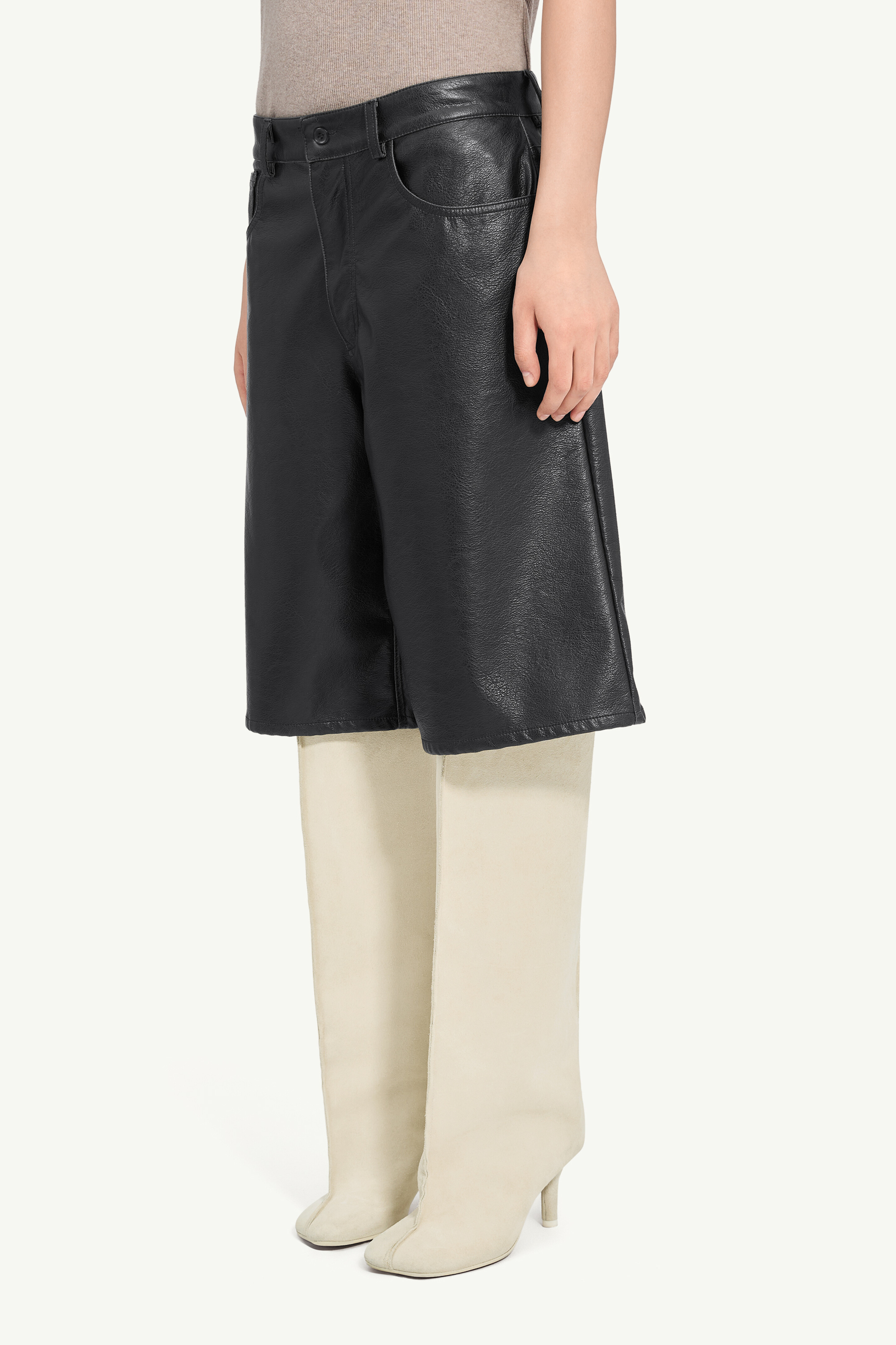 MM6 maison margiela フェイクレザーショーツ Black Faux leather knee-length shorts | MM6 Official