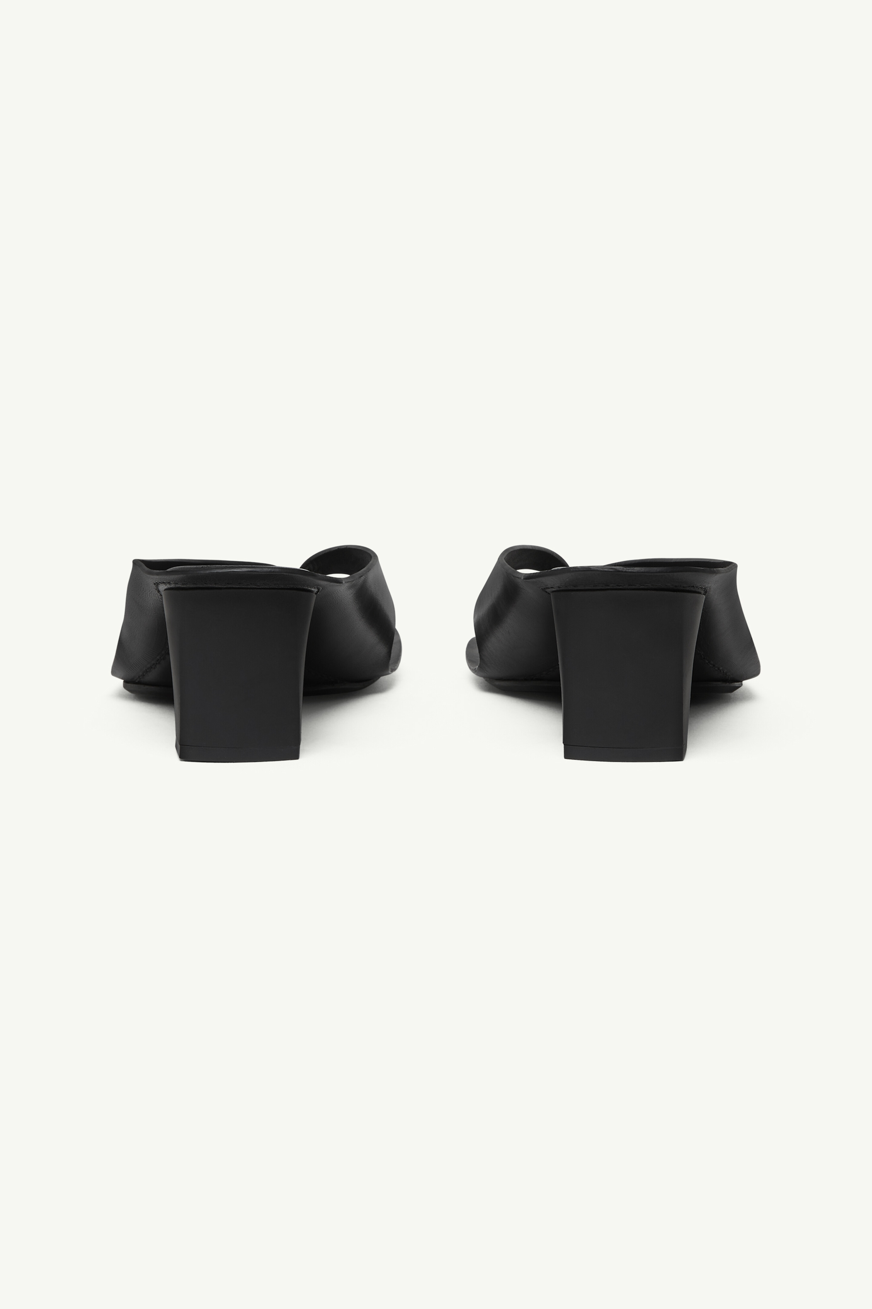 Anatomic leather flip flop mules