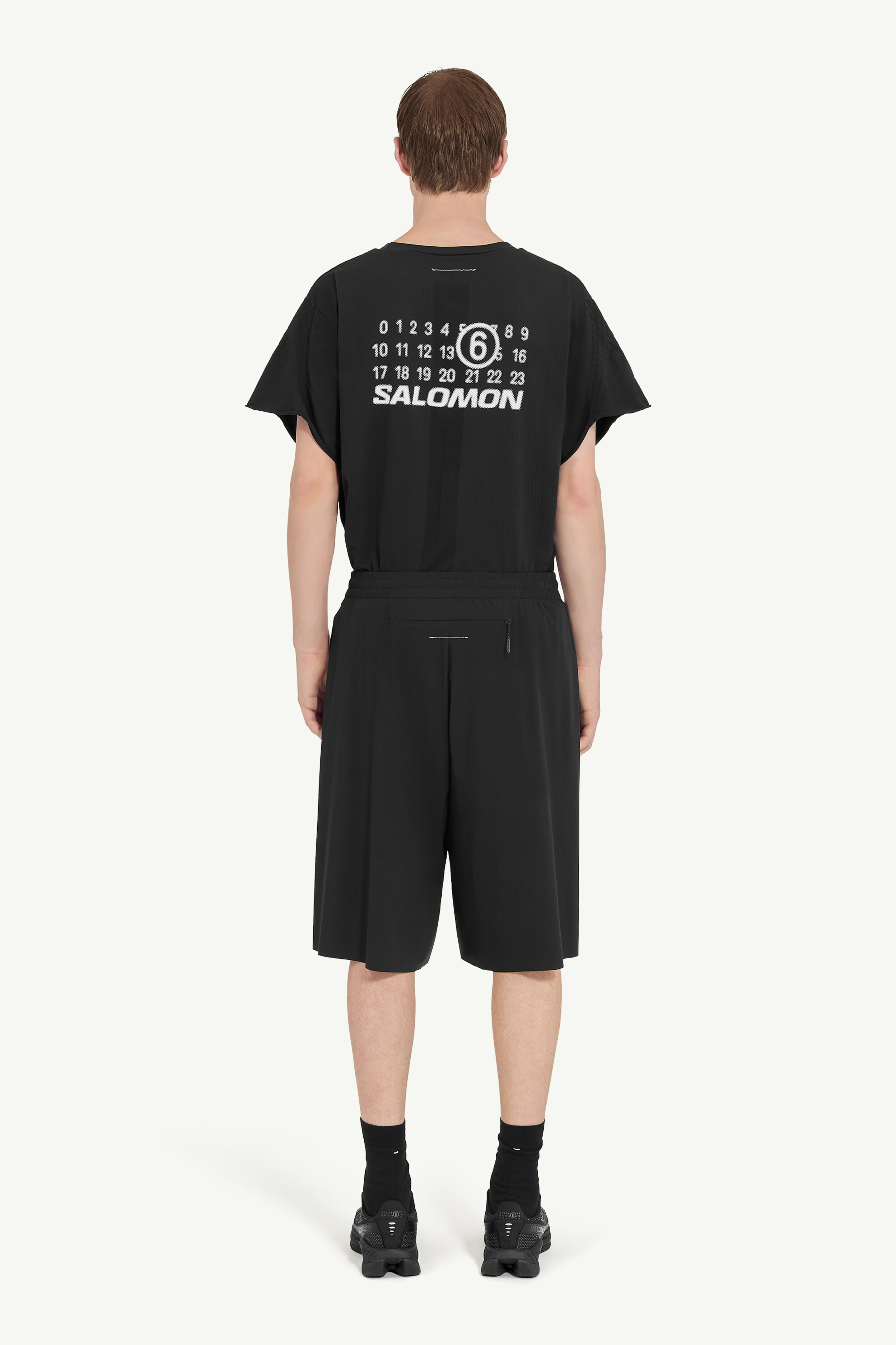 ショートパンツ SALOMON MM6 MAISON MARGIELA SHORTS MM6 x Salomon ランニングショーツ ブラック | MM6 公式