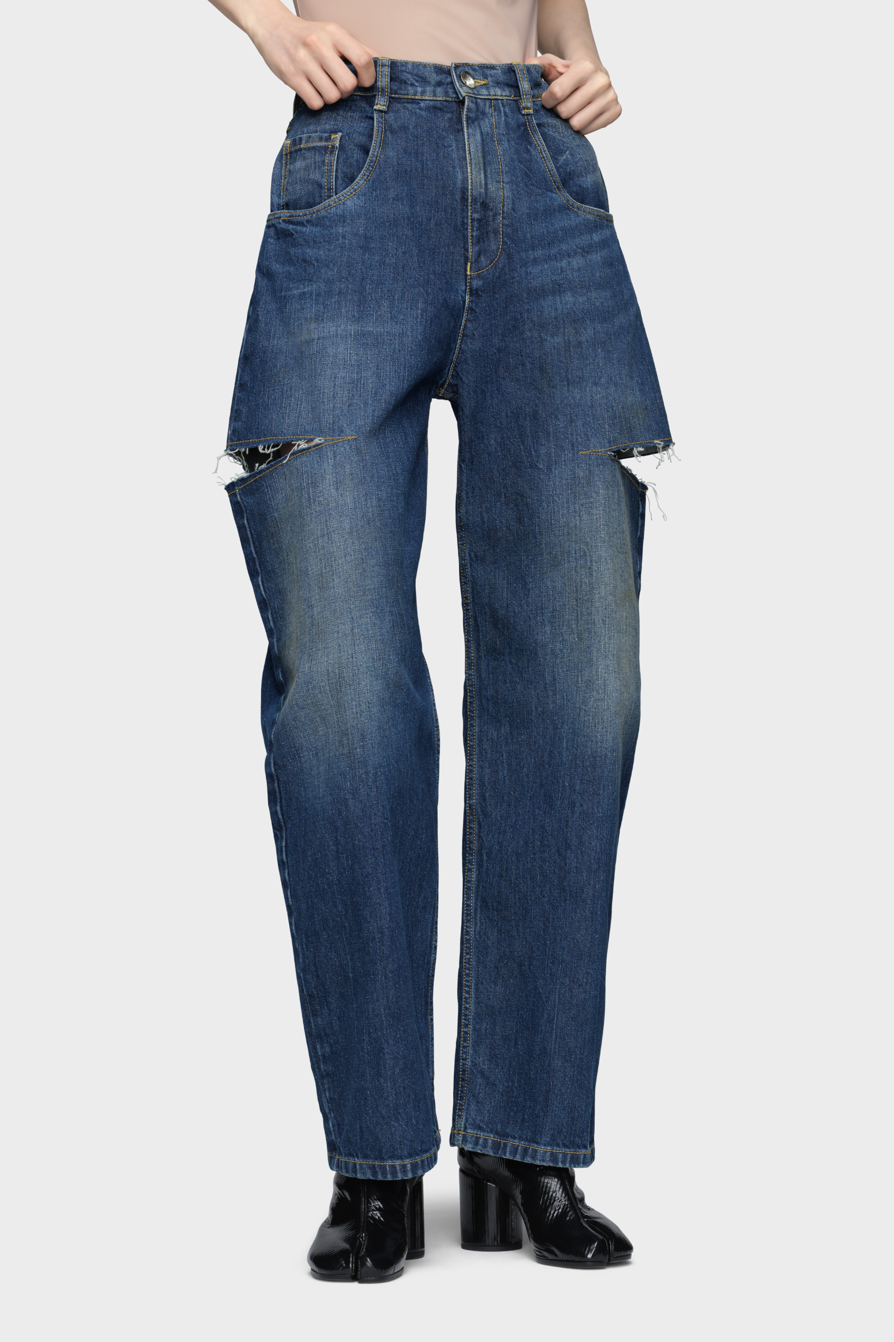 CUT OUT OF WINDOW JEANS