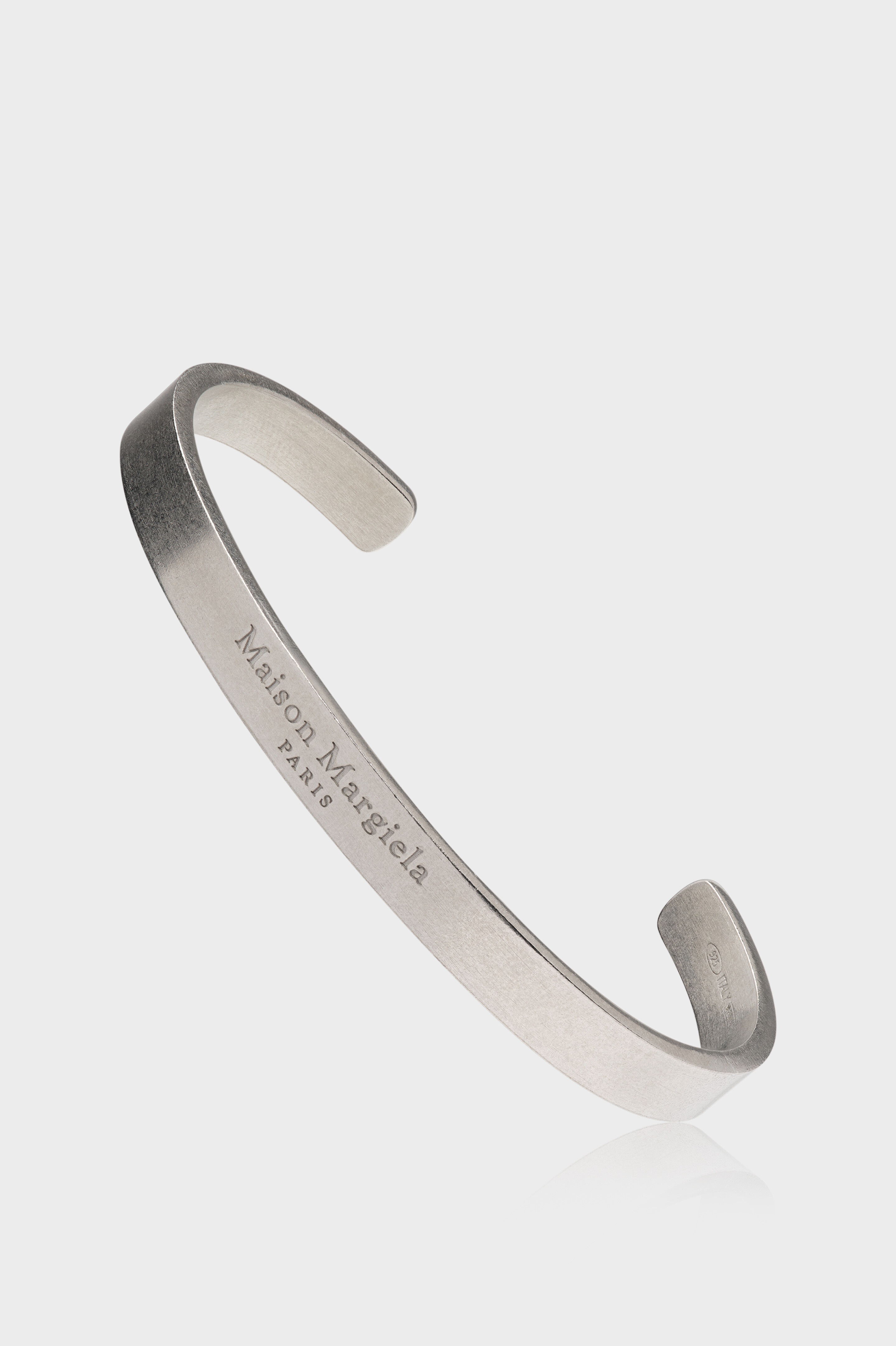 アクセサリー Maison Margiela MM6 Logo Cuff Bracelet 22459584_53715306_1000.jpg