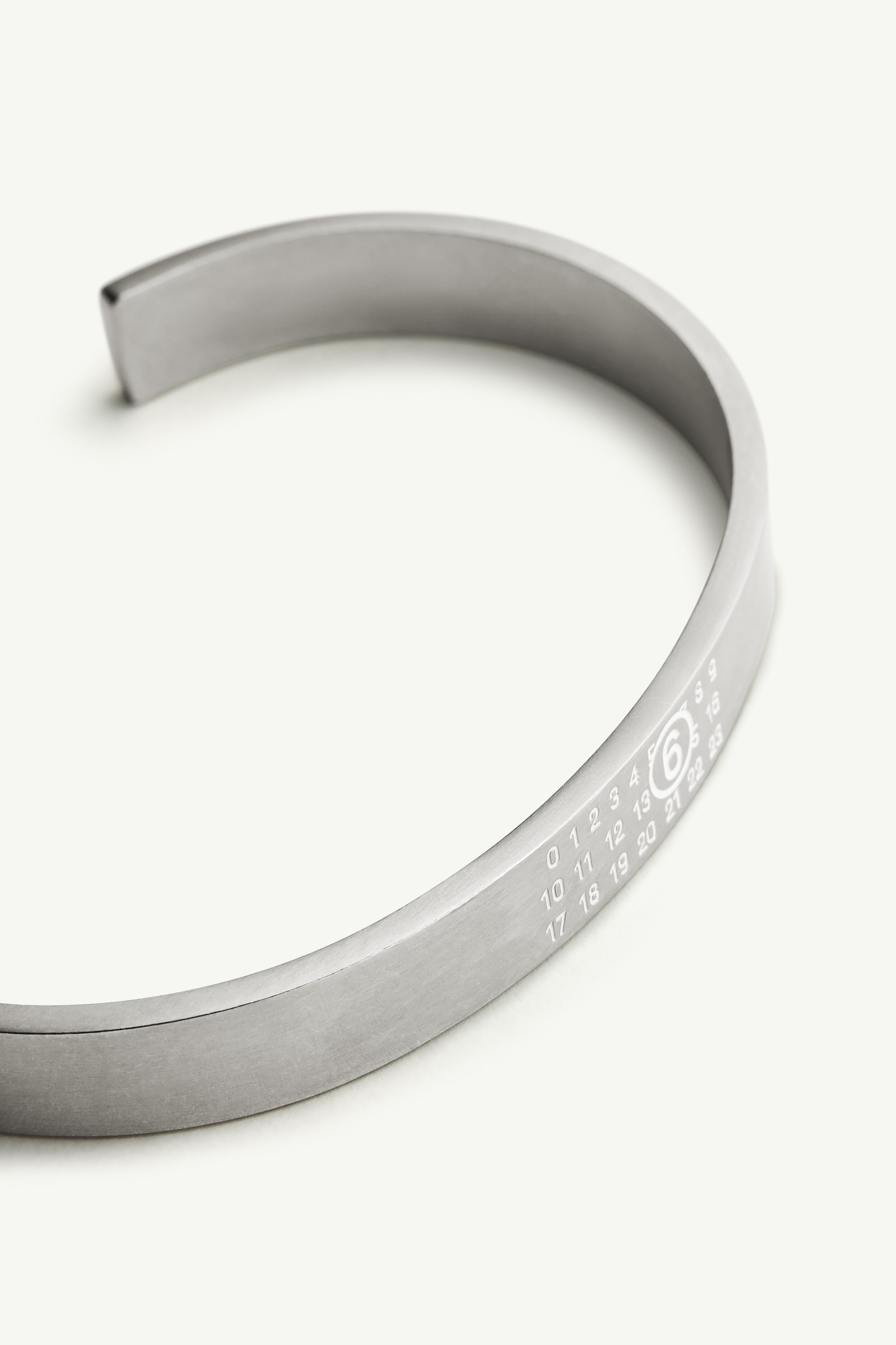 ホワイト シンプル バングル Minimal Logo 8mm cuff
