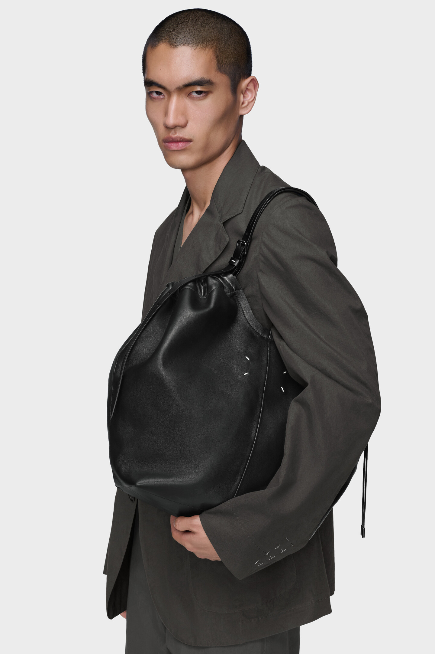 MM6 maison margiela ドローストリングバッグ　ブラック ドローストリング バッグ ブラック | Maison Margiela公式