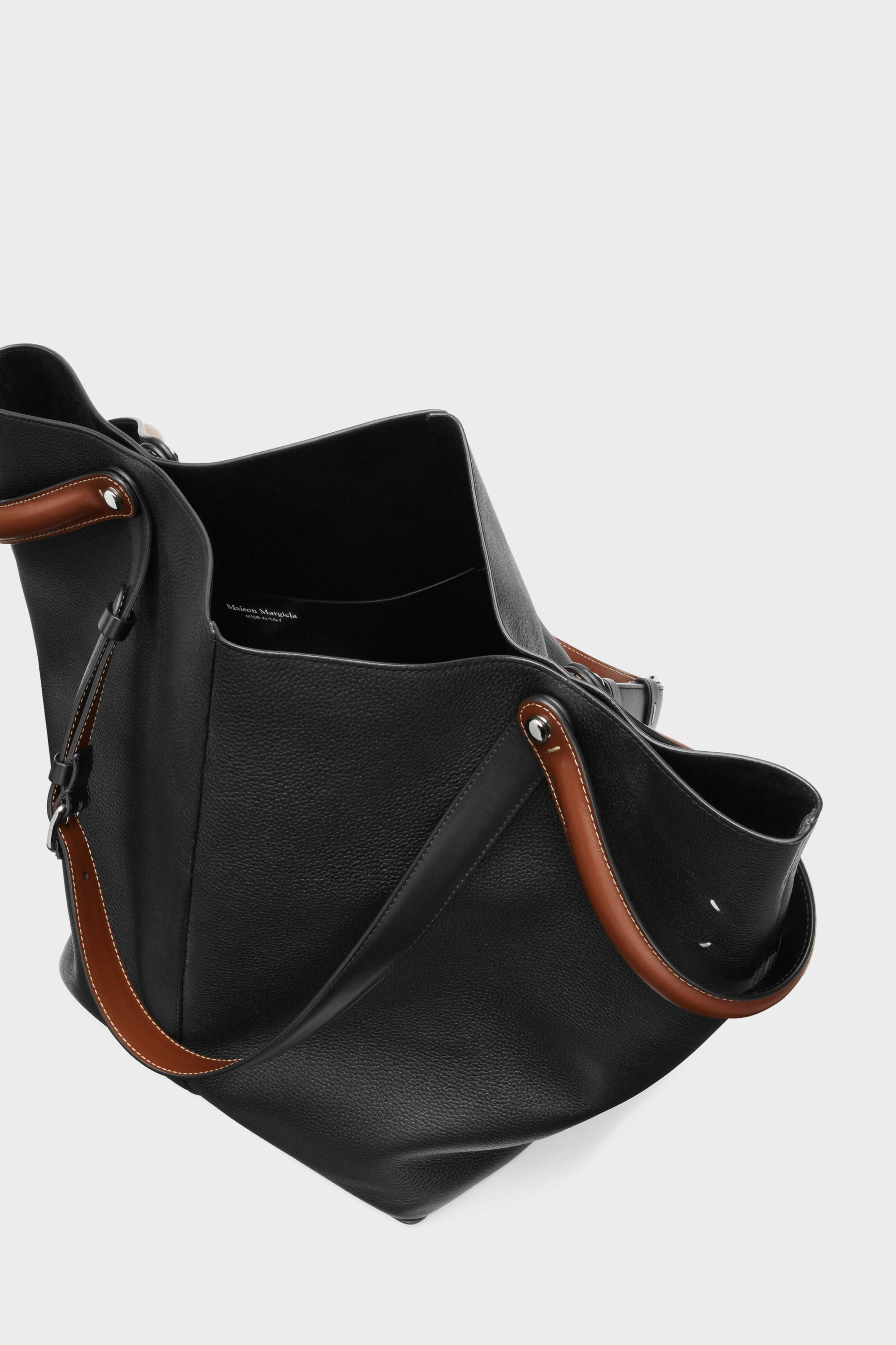 【値引き可能】Maison Margiela LARGE BUCKET BAG Maison Margiela Bucket bag calfskin removable chain strap