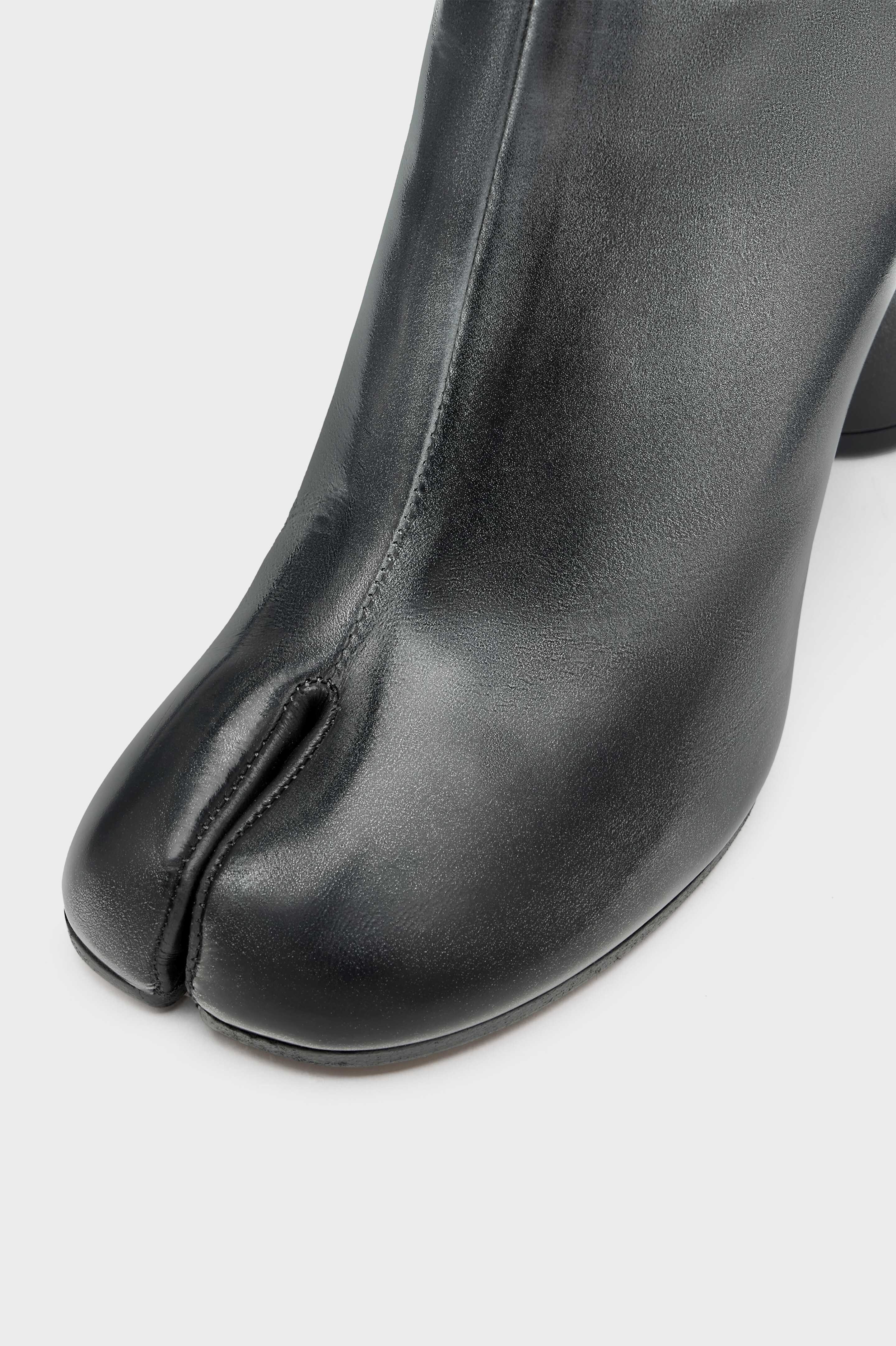 靴 MAISON MARGIELA  TABI ANKLE BOOTS H80 Tabi Ankle Boots in Black